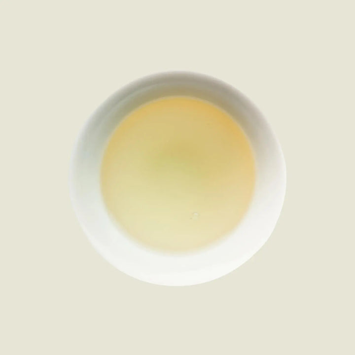 Genmaicha - Noema - Tassenfarbe hellgrün von oben fotografiert