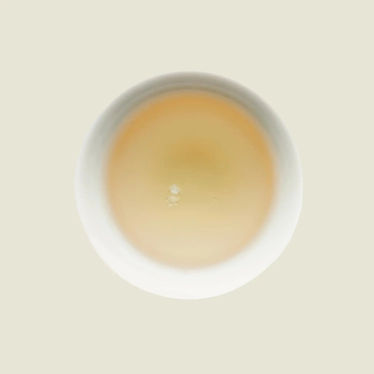 Huang Ya Yellow Tips - Noema - Tassenfarbe sehr helles gelb von oben fotografiert