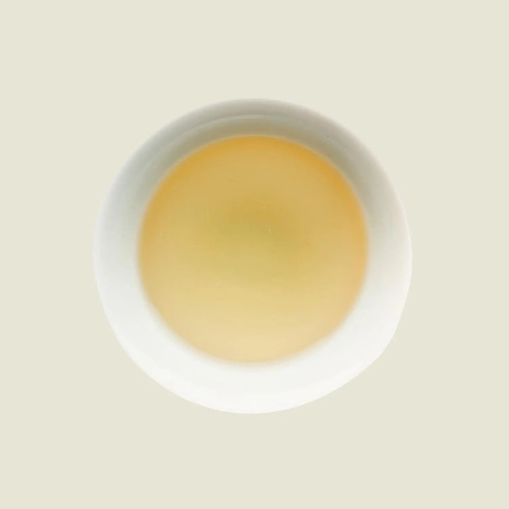 Lung Ching (Longjing) - Noema - Tassenfarbe helles grün von oben fotografiert