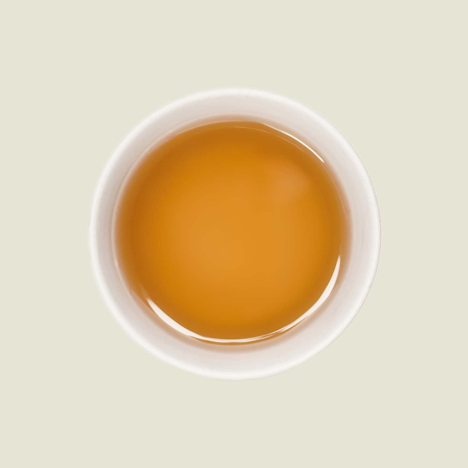 Tasse Lung Ching Tee mit heller, goldener Teefarbe, die die frischen, grasigen Aromen dieses Grünen Tees widerspiegelt.

Cup of Lung Ching tea with light golden tea color reflecting the fresh, grassy flavors of this green tea.