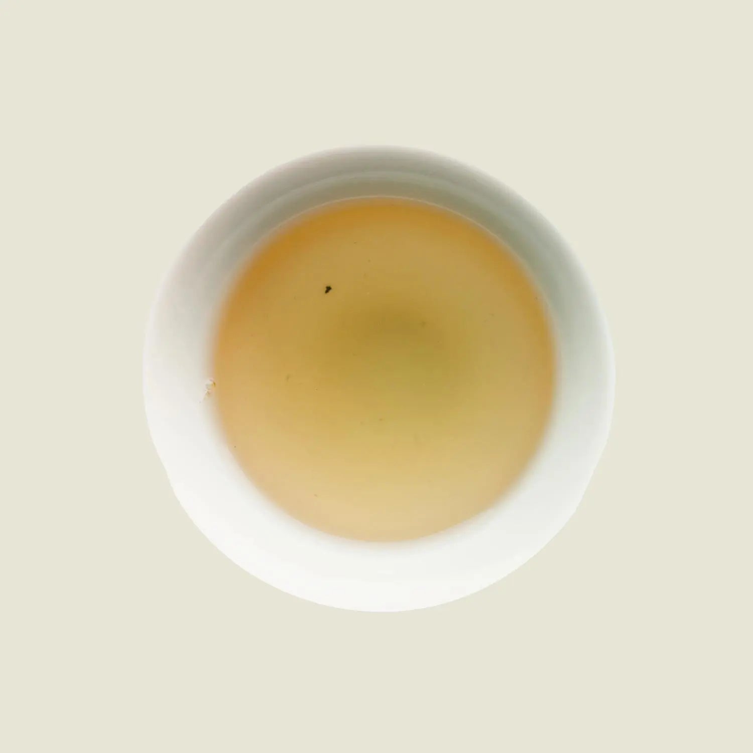 Milky Oolong - Noema - Tassenfarbe dunkles gelb von oben fotografiert