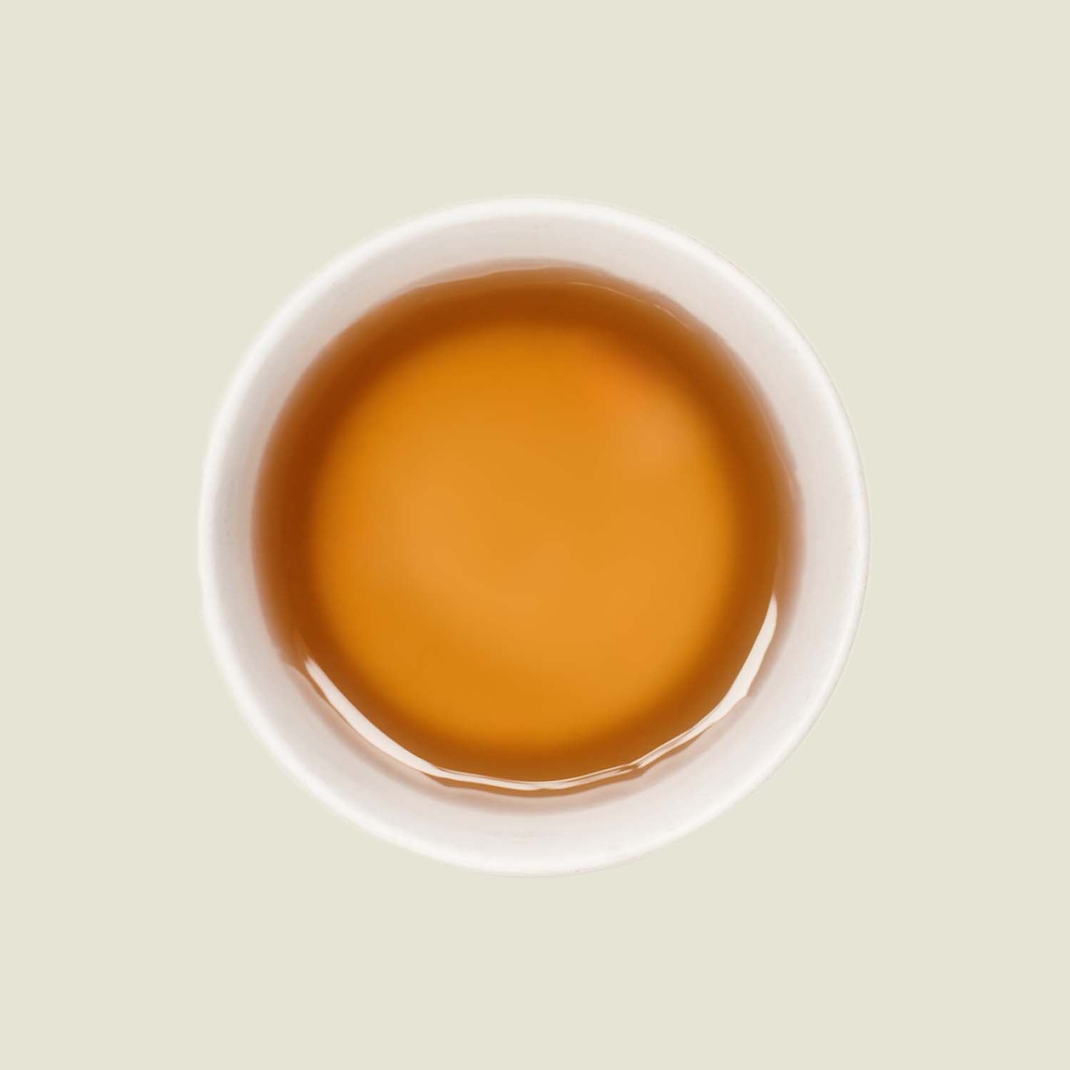 Tasse Milky Oolong Tee mit einer weichen, goldenen Teefarbe, die die cremige Textur und den milchigen Geschmack dieses Tees unterstreicht.

Cup of Milky Oolong tea with a soft golden tea color, highlighting the creamy texture and milky flavor of this tea.