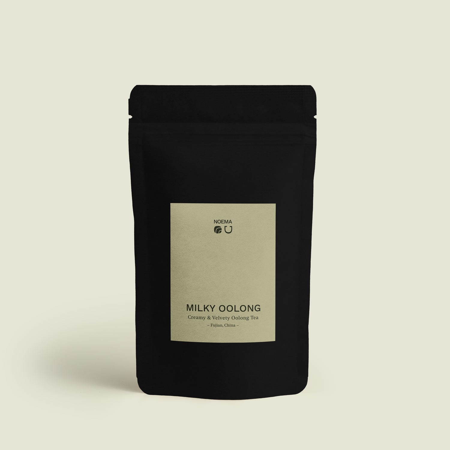 Verpackung von Milky Oolong Tee mit Etikett, abgebildet vor einem sanften Hintergrund, der die milde, cremige Eleganz dieses Tees widerspiegelt.

Packaging of Milky Oolong Tea with label, shown in front of a soft background that reflects the mild, creamy elegance of this tea.