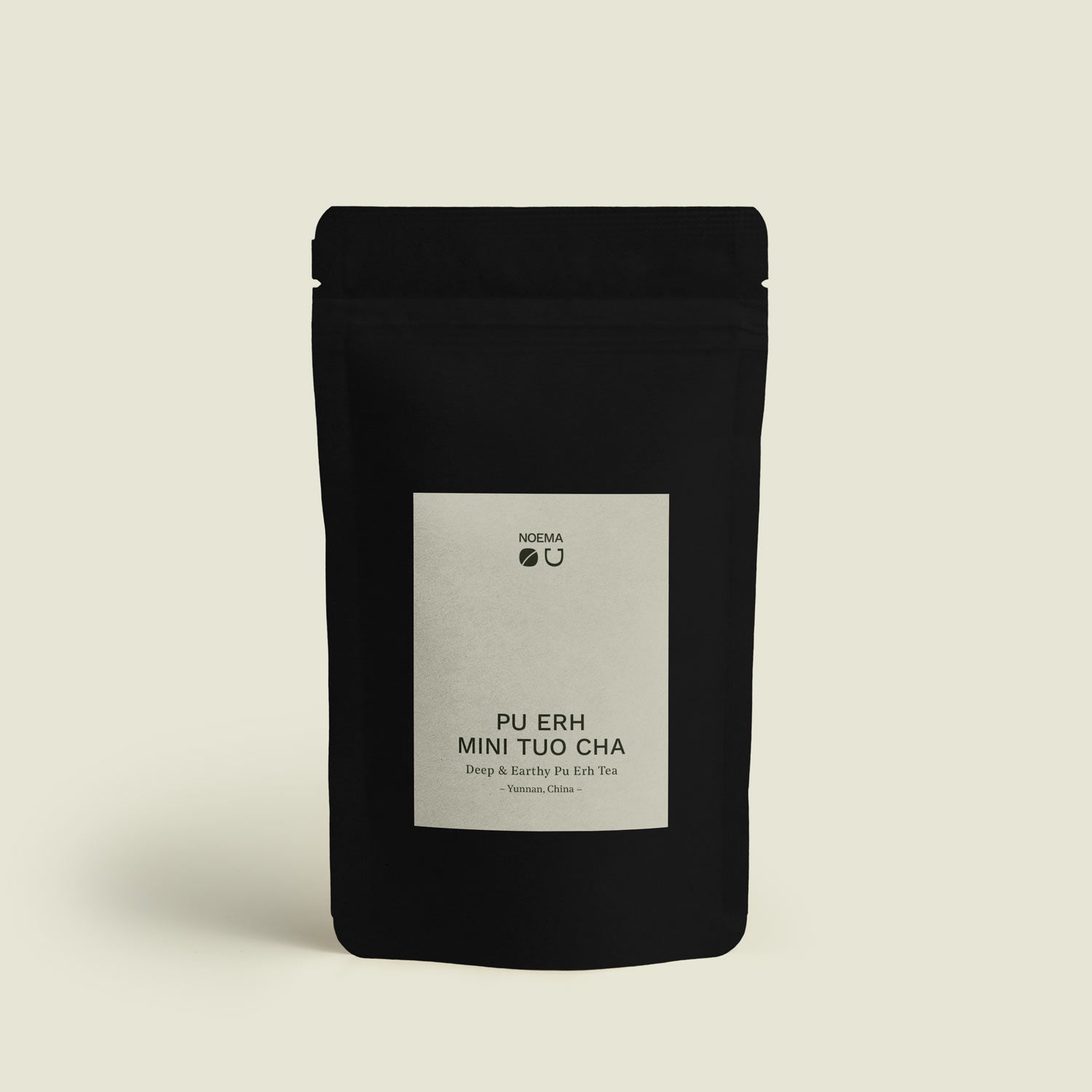 Verpackung des Pu Erh Mini Tuo Cha Tees mit Etikett, das die Tradition und die fermentierten Aromen des Yunnan Pu Erh Tees in handgepressten Nestern darstellt.

Packaging of Pu Erh Mini Tuo Cha Tea with label, showcasing the tradition and fermented flavors of Yunnan Pu Erh tea in pressed mini nests.