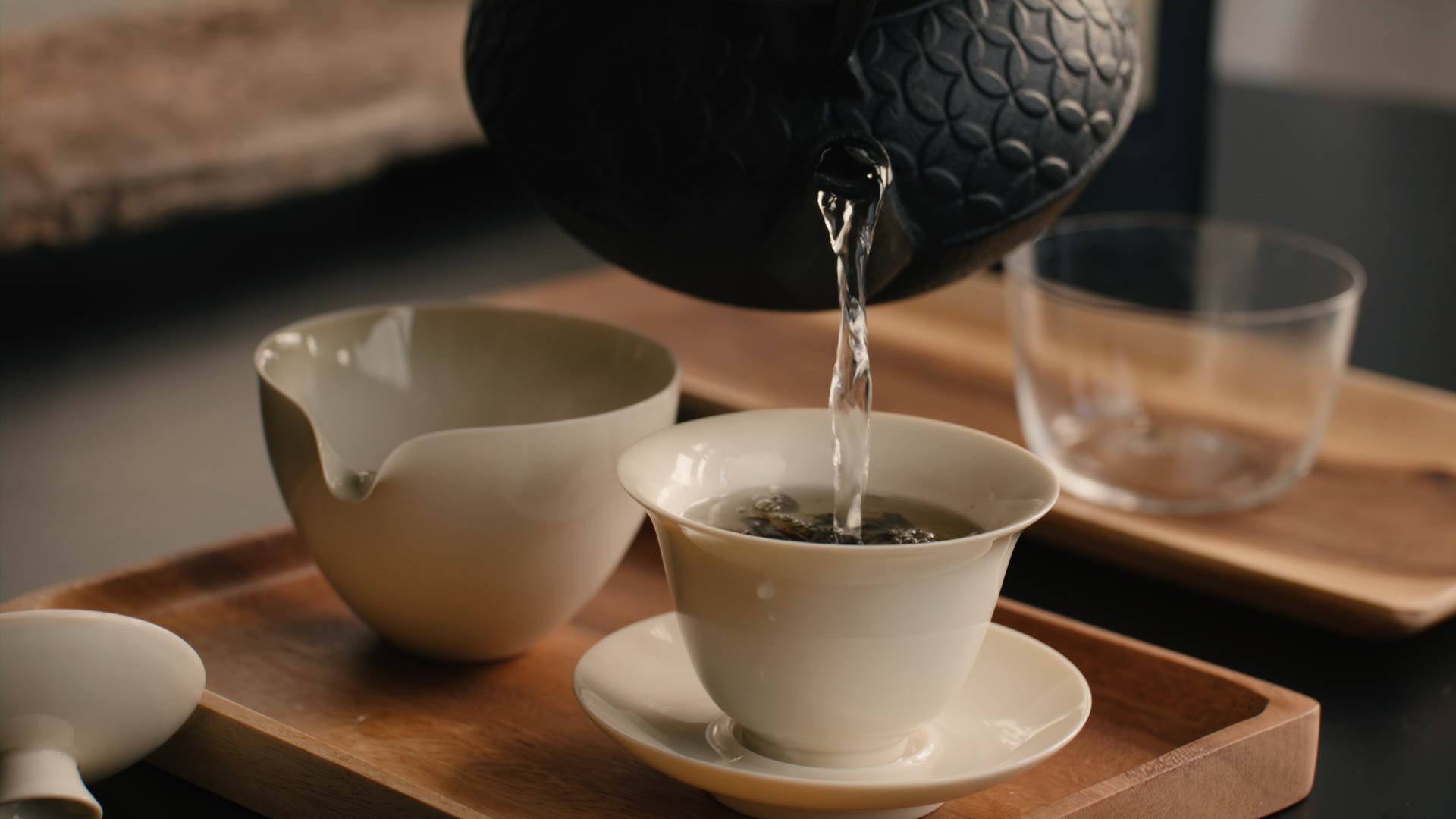 Heißes Wasser wird in Gaiwan für Milky Oolong gegossen