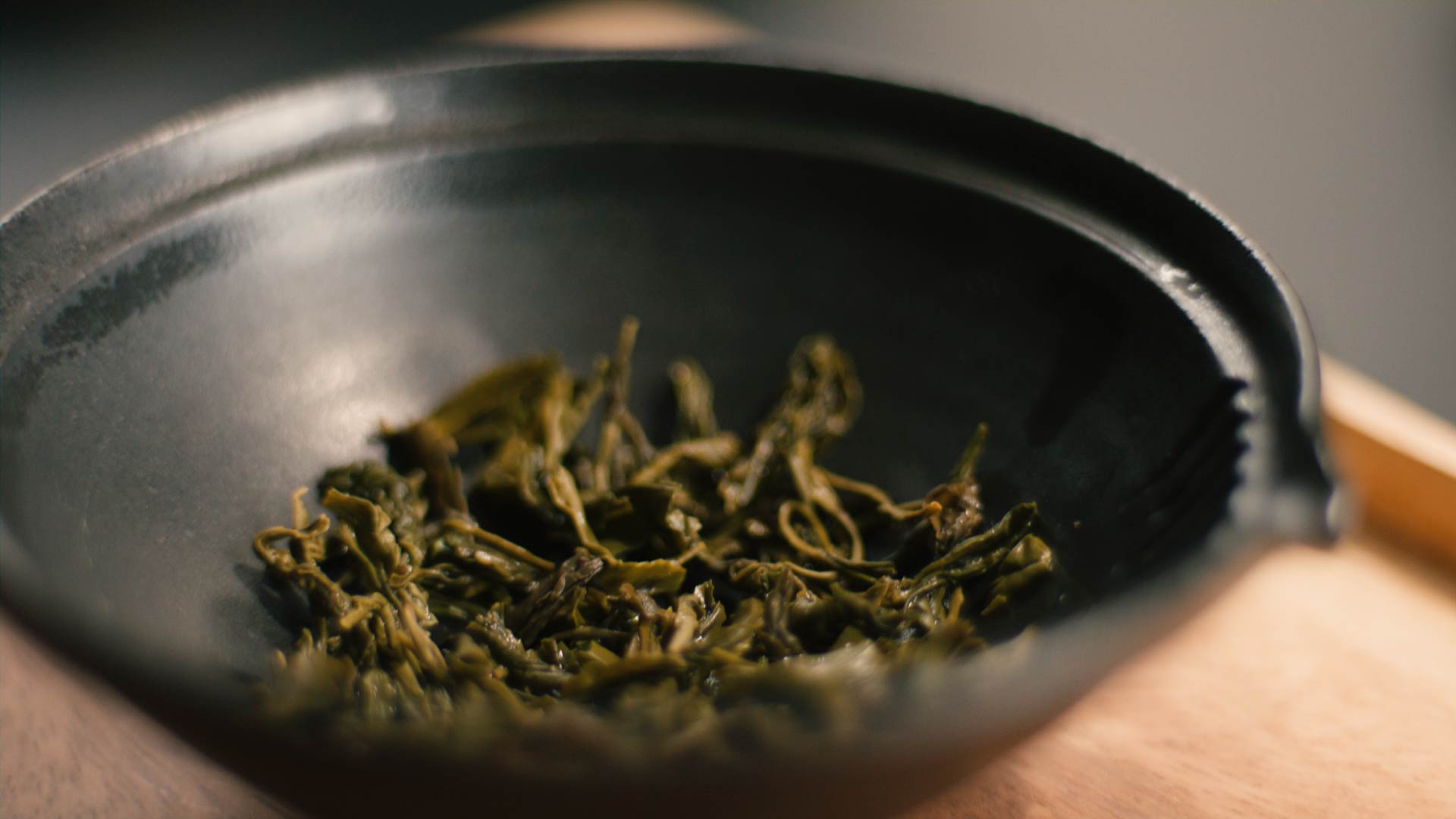 Palace Needle Grüntee nasse Blätter nach dem Aufguss