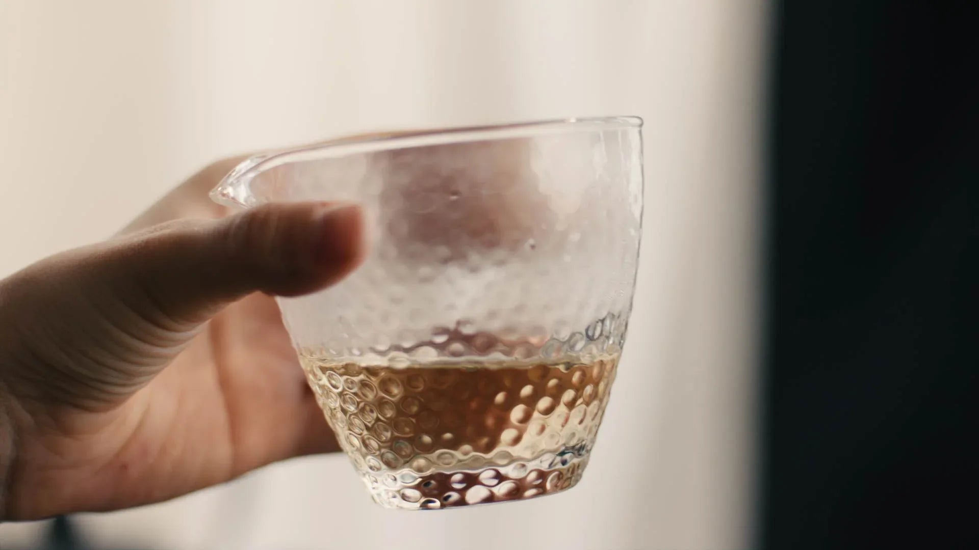 noema_prod_tie_guan_yin_oolong_tea_color_teefarbe_in_glass - Noema