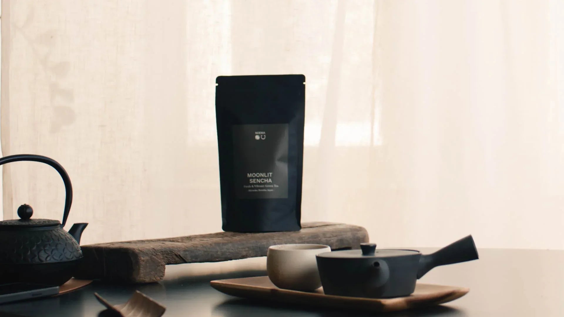 noema_sencha_green_tea_gruener_tee_packaging_packung_tisch_table - Noema